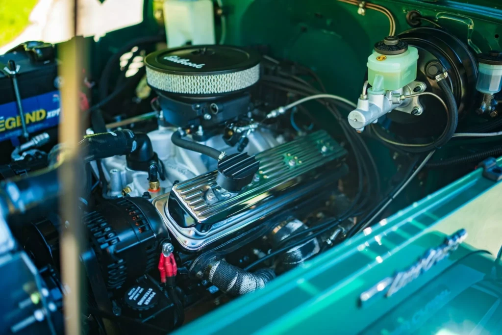 Land Cruiser FJ40 (підкапотний простір)