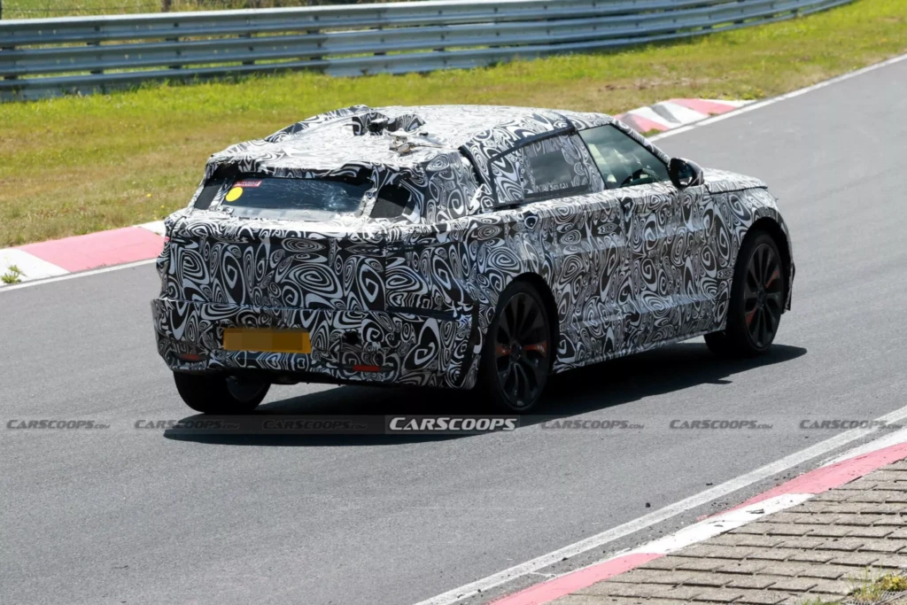 Електричний Range Rover Velar (вид ззаду)