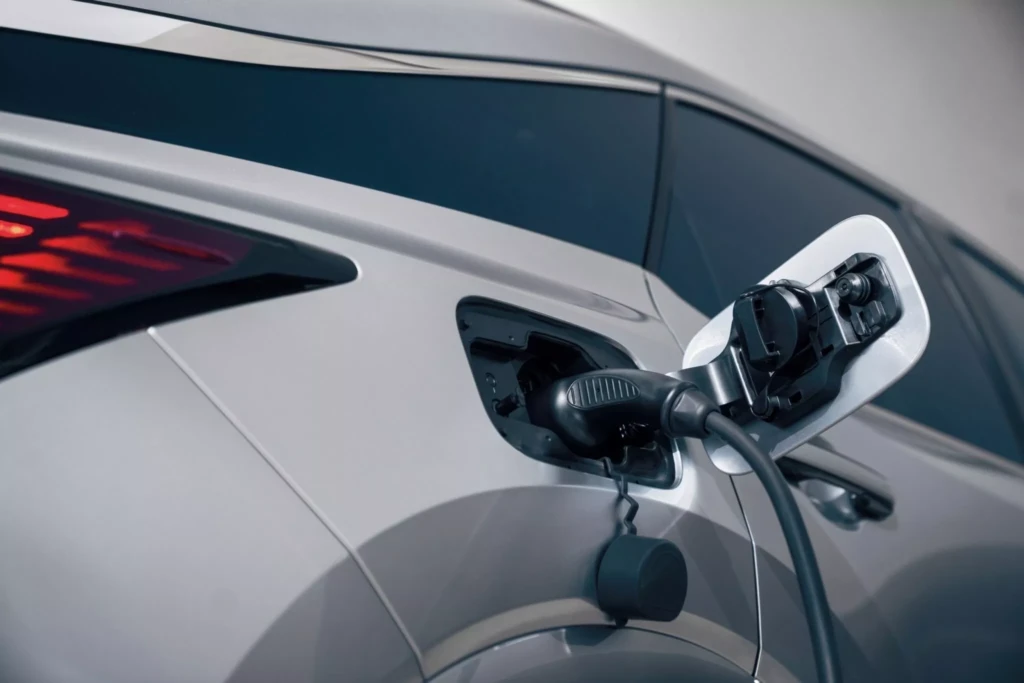 Lexus RX на зарядці