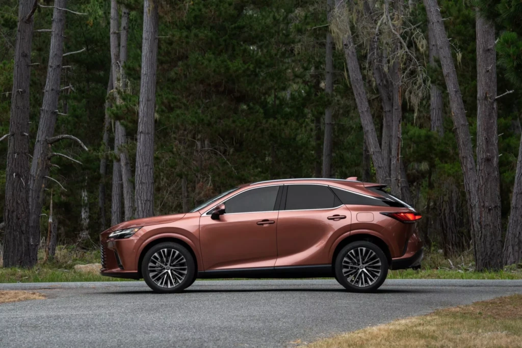 Обновленный Lexus RX вид сбоку