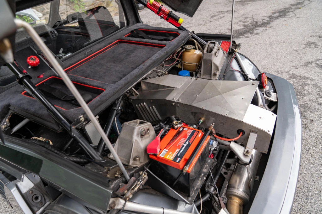 Peugeot 205 Turbo 16 (підкапотний простір)