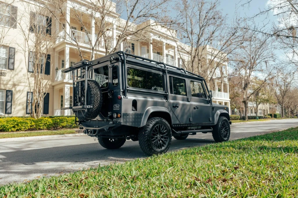 електричний Land Rover Defender (задня частина кузову)