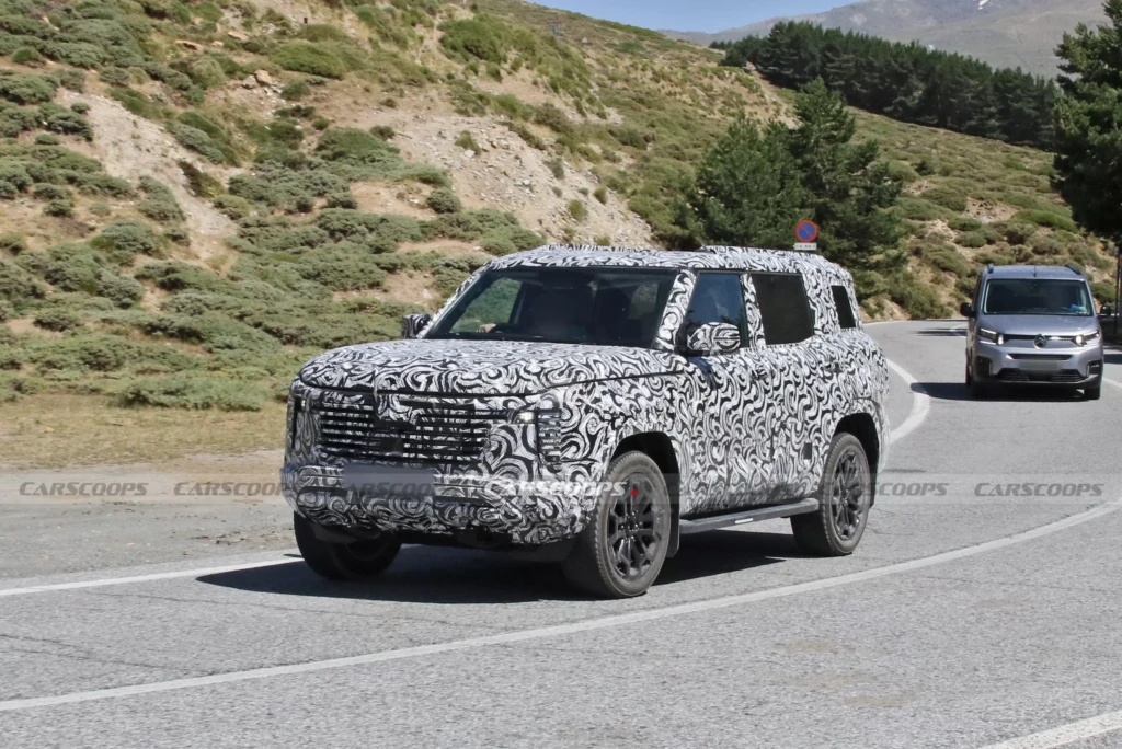 Mitsubishi Pajero на тестах (передняя часть кузова)