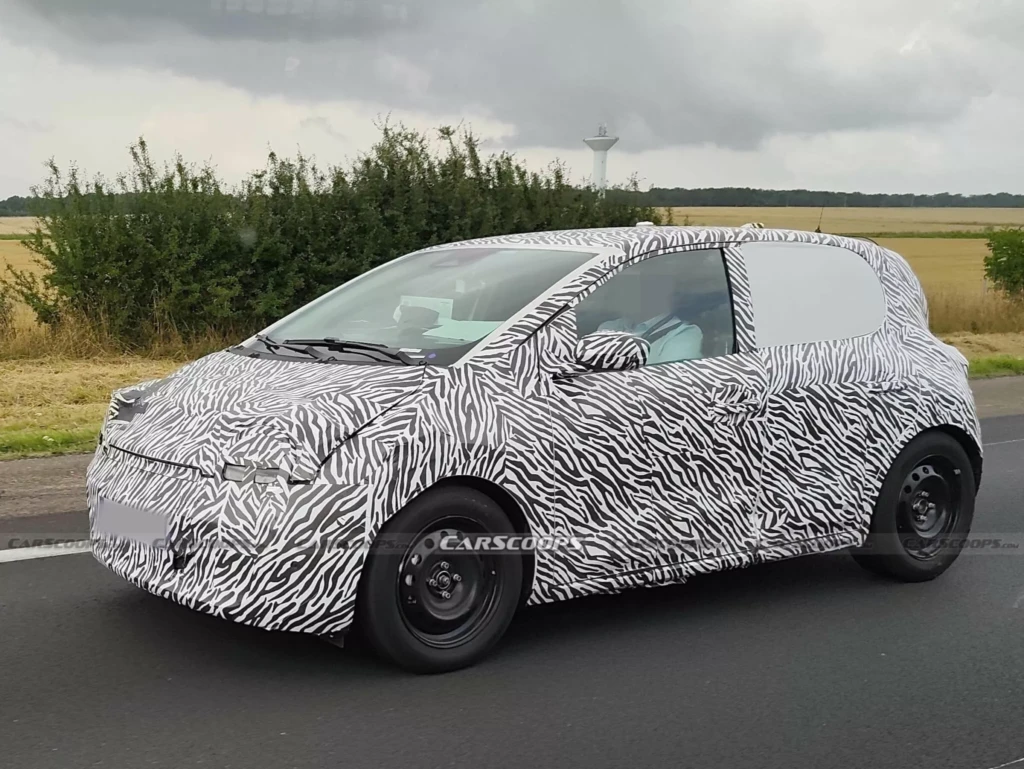 Renault Twingo E‑Tech на тестах (передняя и левая части кузова)