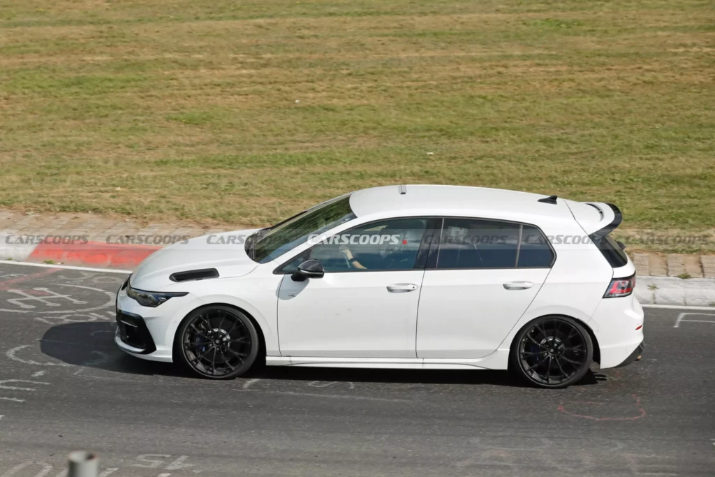 Volkswagen Golf R на тестах