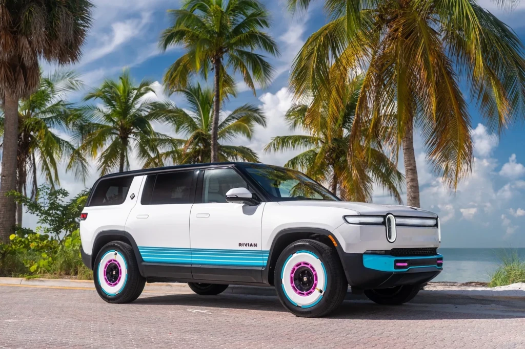 Rivian R1S шоукар