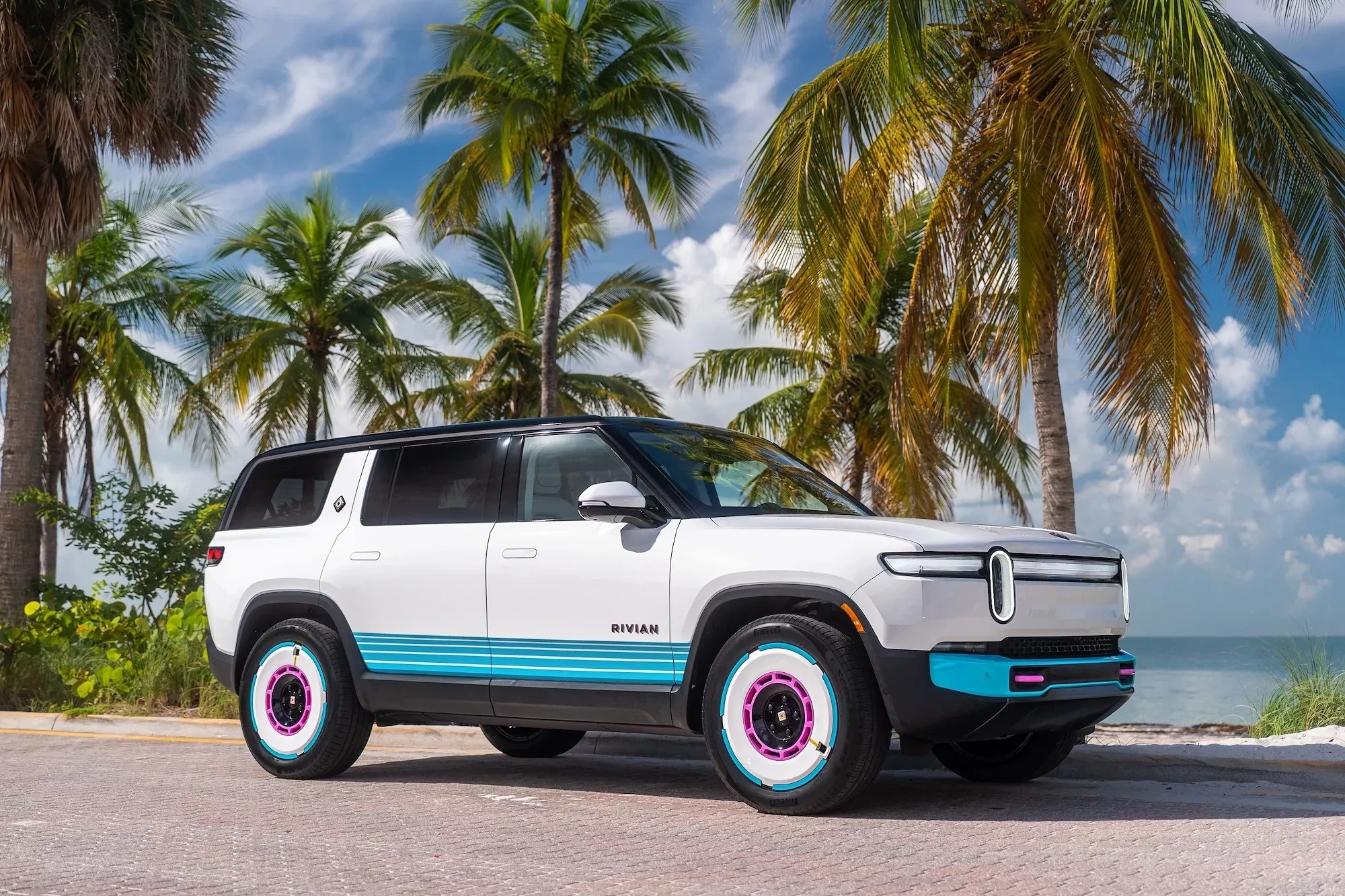 Rivian R1S шоукар