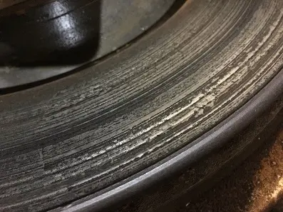 Следы выработки и риски на рабочей поверхности тормозного барабана: износ и перегрев