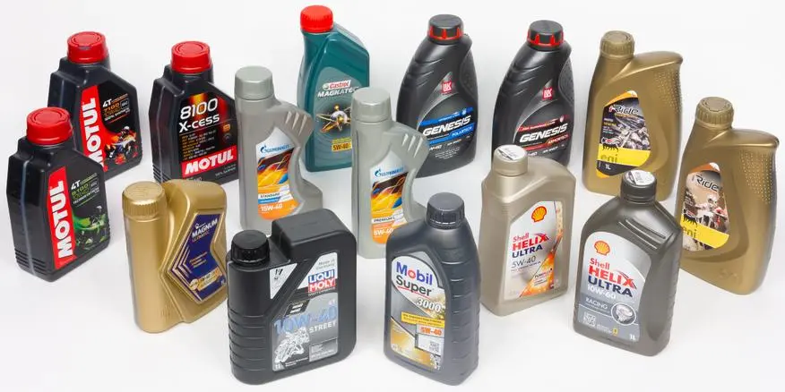 Ассортимент моторных масел разных брендов (Shell, Mobil, Motul, Castrol) в пластиковых канистрах.