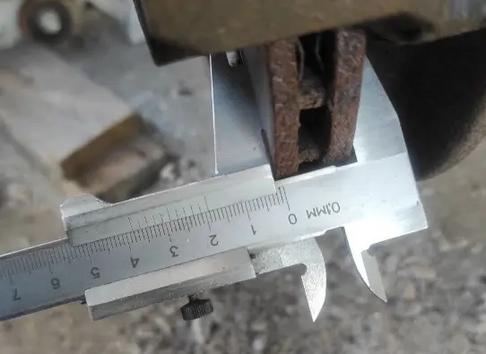 Измерение толщины тормозного диска штангенциркулем для проверки износа