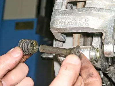 Замена направляющей суппорта: смазка, пыльник и палец направляющей тормозного суппорта