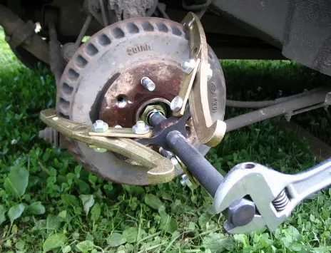 Снятие тормозного барабана съёмником: демонтаж барабана со ступицы с помощью винтового съёмника