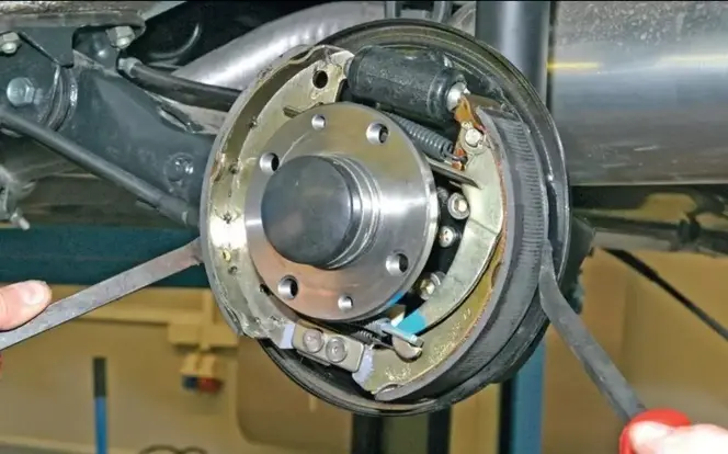 Демонтаж тормозных колодок барабанных тормозов: снятие пружин и распорной планки после снятия барабана