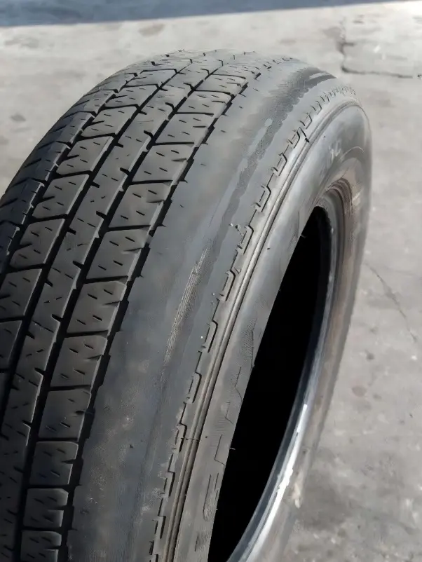 Неравномерный износ протектора шины по внутреннему плечу и боковине (стертая кромка)