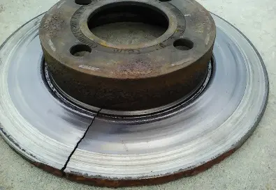 Трещина тормозного барабана: раскол рабочей поверхности после перегрева или удара