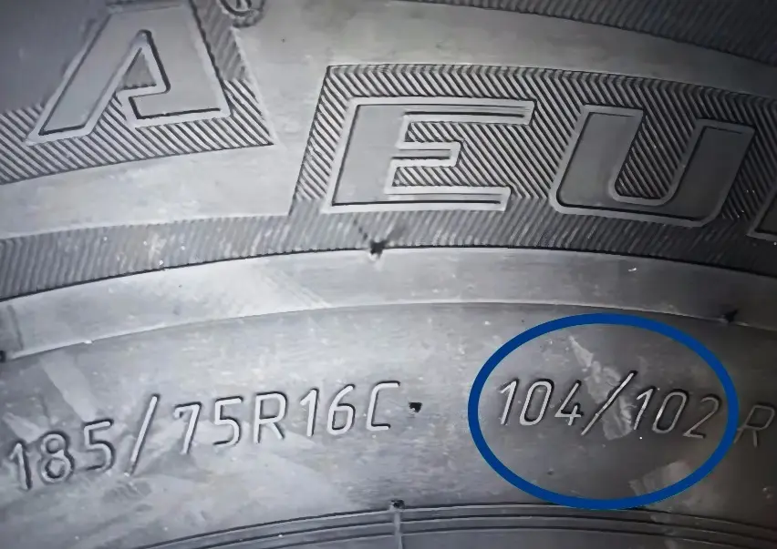 Подвійний індекс навантаження шини 104/102 на боковині (для одинарного/здвоєного встановлення)