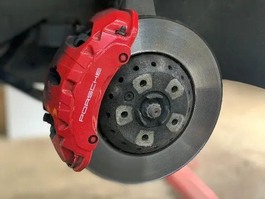 Тормозной диск и суппорт Porsche: передний дисковый механизм, крупный план