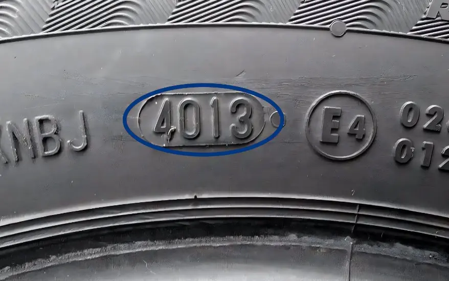 Маркировка DOT 4013 на шине — дата производства: 40-я неделя 2013 года (выделено)