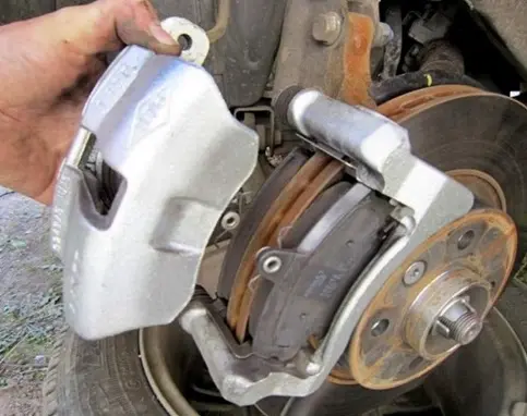 Снятие тормозного суппорта при замене тормозных колодок на дисковых тормозах