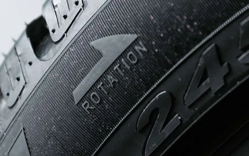 Стрілка ROTATION на боковині шини — напрямок обертання для спрямованого протектора