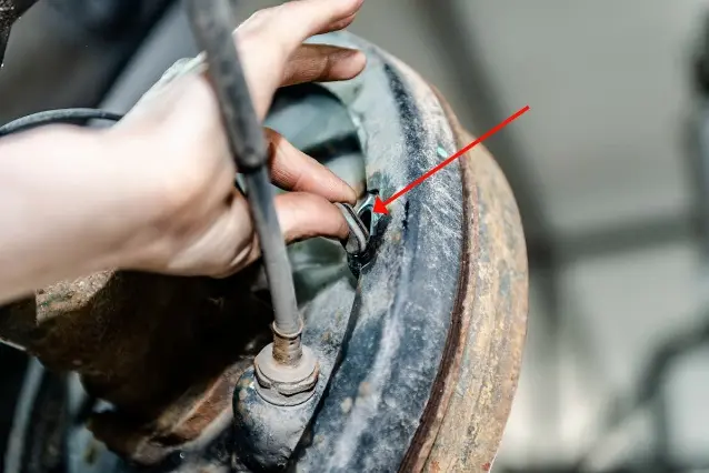 Замена датчика ABS в заднем барабанном тормозе — установка датчика в щит рядом с тормозным барабаном