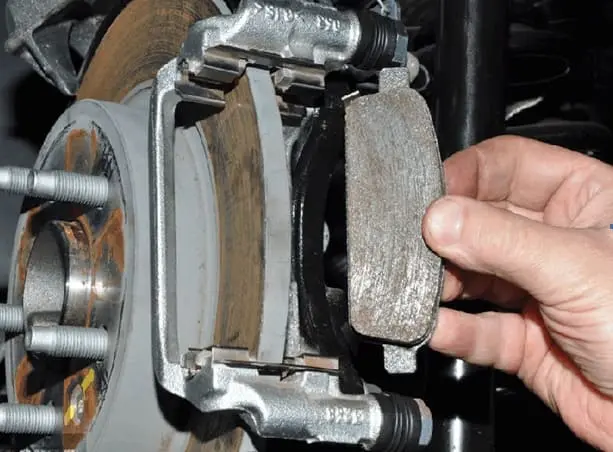Заміна гальмівних колодок на дискових гальмах: встановлення нової колодки в супорт