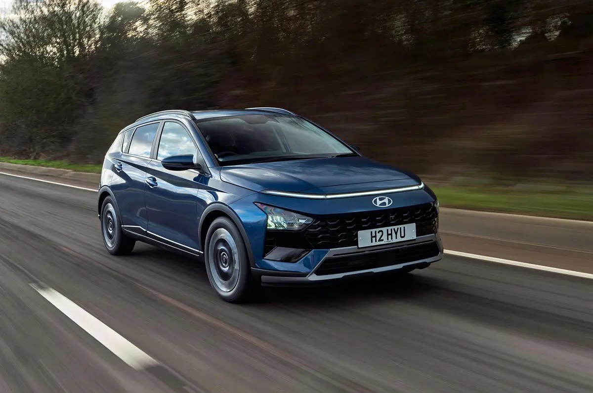 Hyundai Bayon у русі на трасі: синій міський кросовер, передній ракурс і LED-оптика