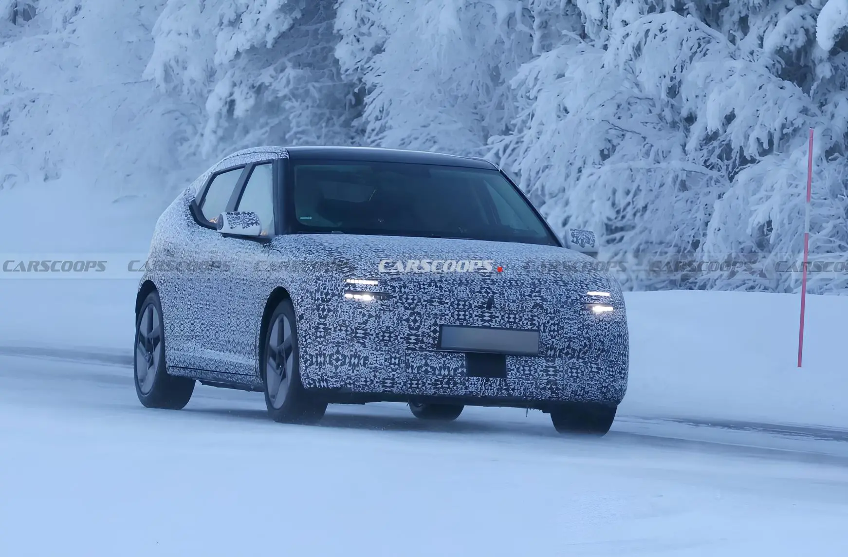 Замаскований прототип Hyundai IONIQ 3 на зимових випробуваннях: електричний хетчбек на