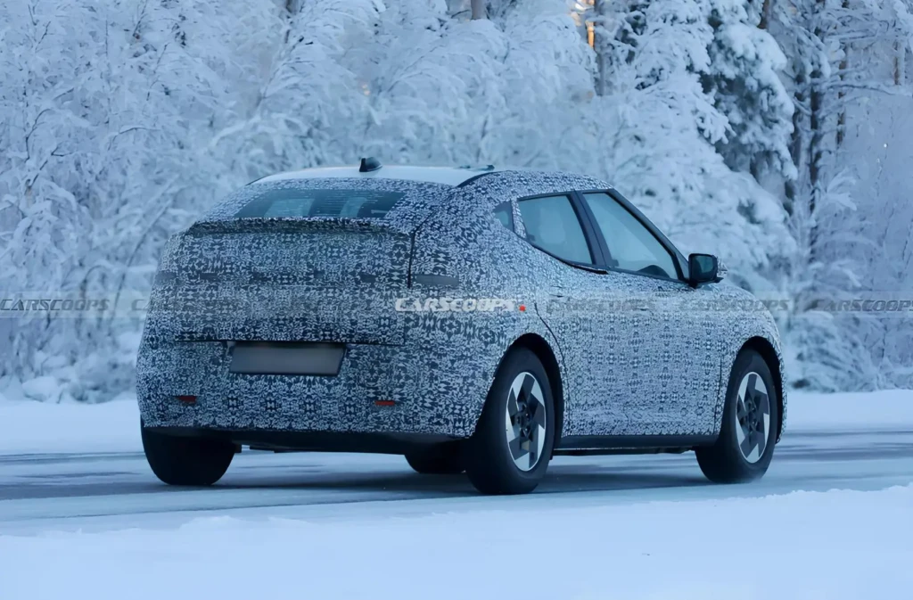Hyundai IONIQ 3 у камуфляжі на зимових тестах: задній ракурс електричного хетчбека на снігу