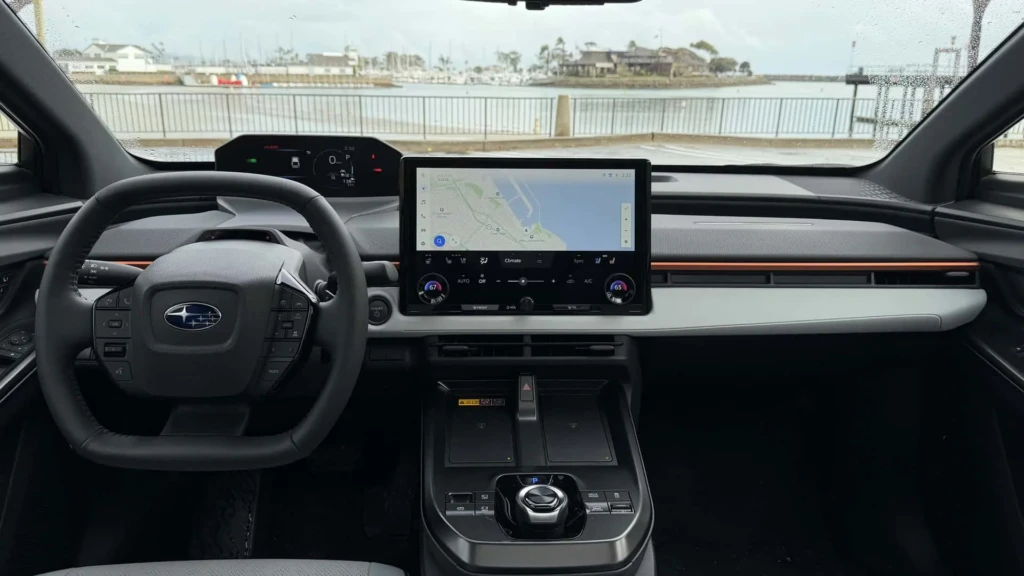 Салон електричного кросовера Subaru: кермо, цифрова панель приладів і великий центральний мультимедійний екран з навігацією