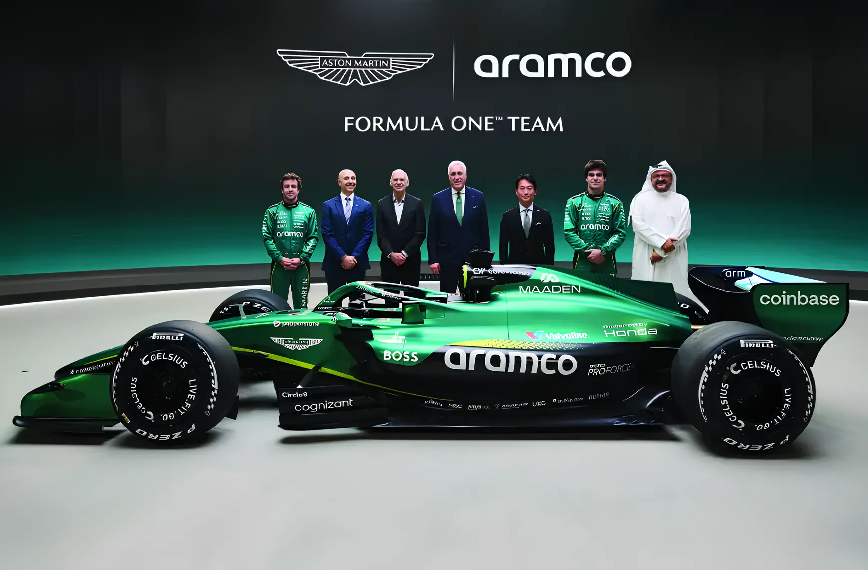 Команда Aston Martin Aramco Formula One Team: презентація боліда Formula One, групове фото на сцені з логотипами Aston Martin та Aramco