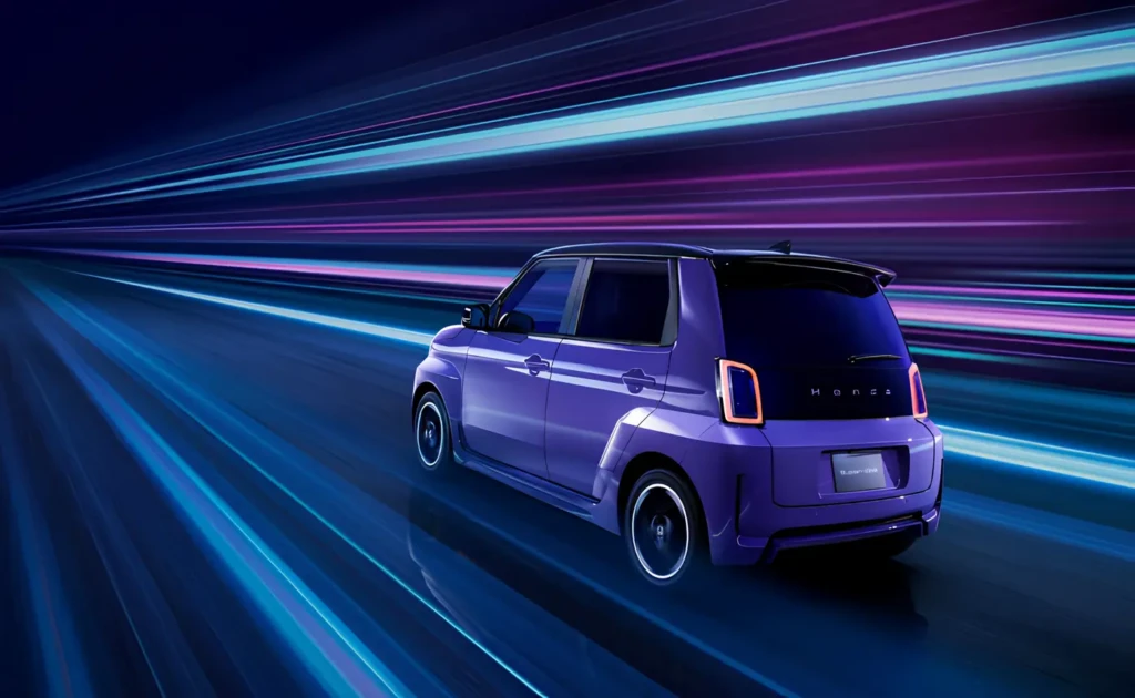 Фіолетовий компактний хетчбек Honda, вигляд ззаду 3/4, на фоні неонових світлових смуг із ефектом швидкості.