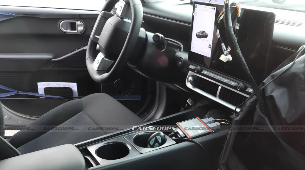Салон прототипу Hyundai IONIQ 3: цифрова панель, великий центральний екран та тестове обладнання