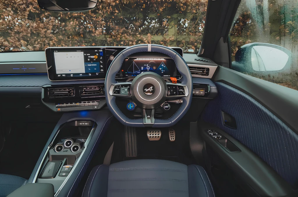 Інтер’єр Alpine A290: передні спортивні сидіння, цифрова панель і мультимедійний екран