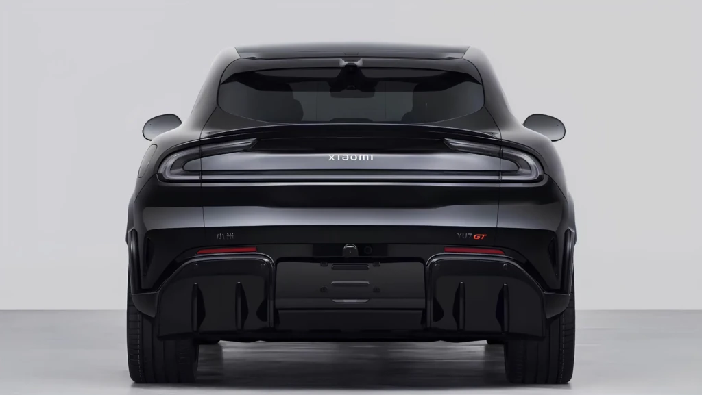 Задня частина спортивного електрокара Xiaomi YU7 GT: суцільна LED-смуга ліхтарів, чорний кузов