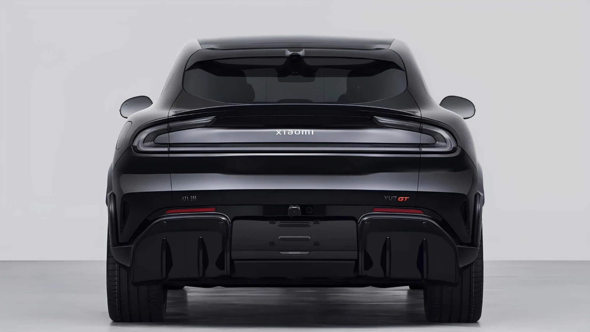 Задня частина спортивного електрокара Xiaomi YU7 GT: суцільна LED-смуга ліхтарів, чорний кузов