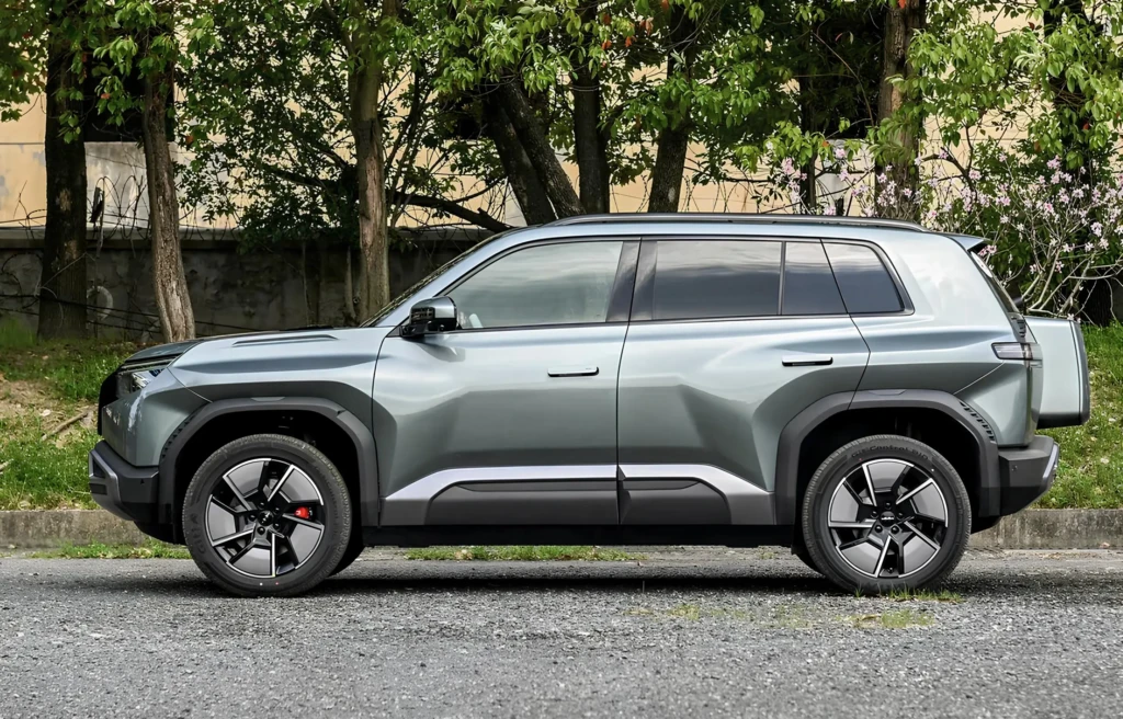 Серый внедорожник SUV в профиль: современный дизайн, большие колеса, городская парковка