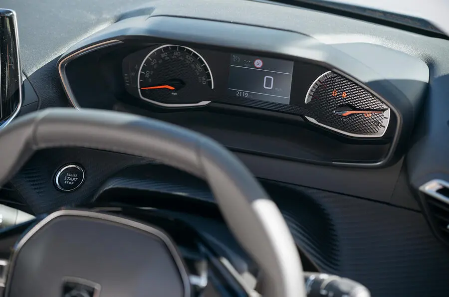 Панель приладів автомобіля Peugeot: аналоговий спідометр, цифровий дисплей зі швидкістю 0 км/год і кнопка Start/Stop на торпедо.