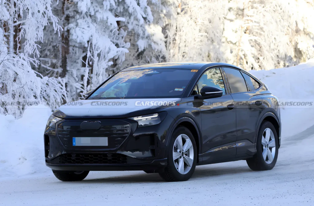 Зимові тести кросовера-купе: ракурс спереду збоку, чорний кузов, LED-фари, засніжена дорога