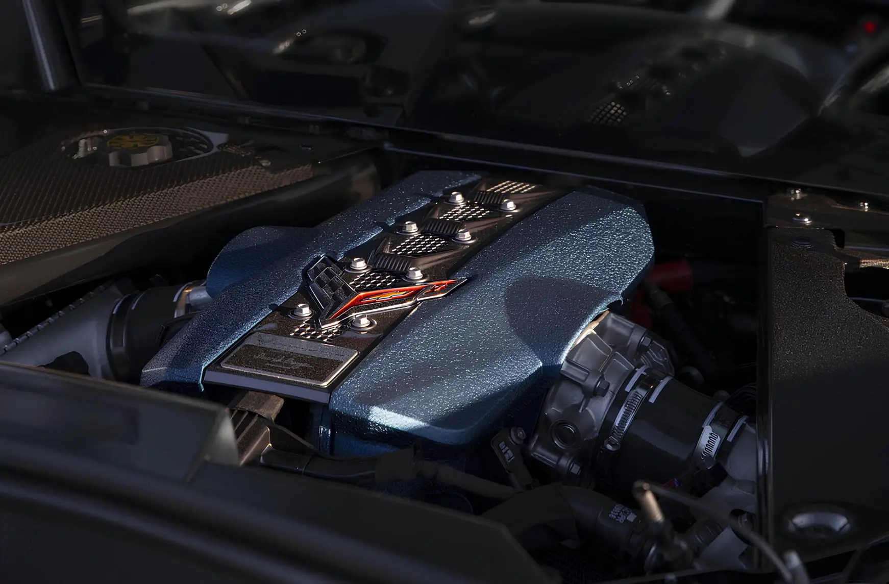 Моторний відсік спорткара: крупний план двигуна з декоративною кришкою та шильдиком ZR1