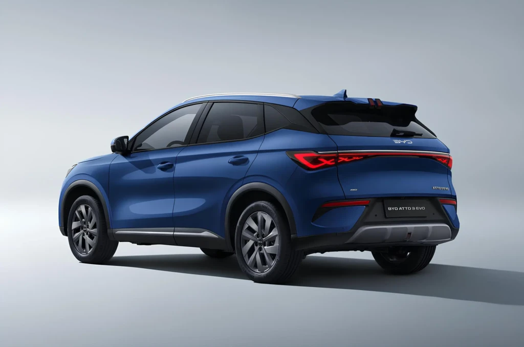 Синий электрический кроссовер BYD Atto 3 Evo, вид сзади под углом в студии на светлом фоне BYD