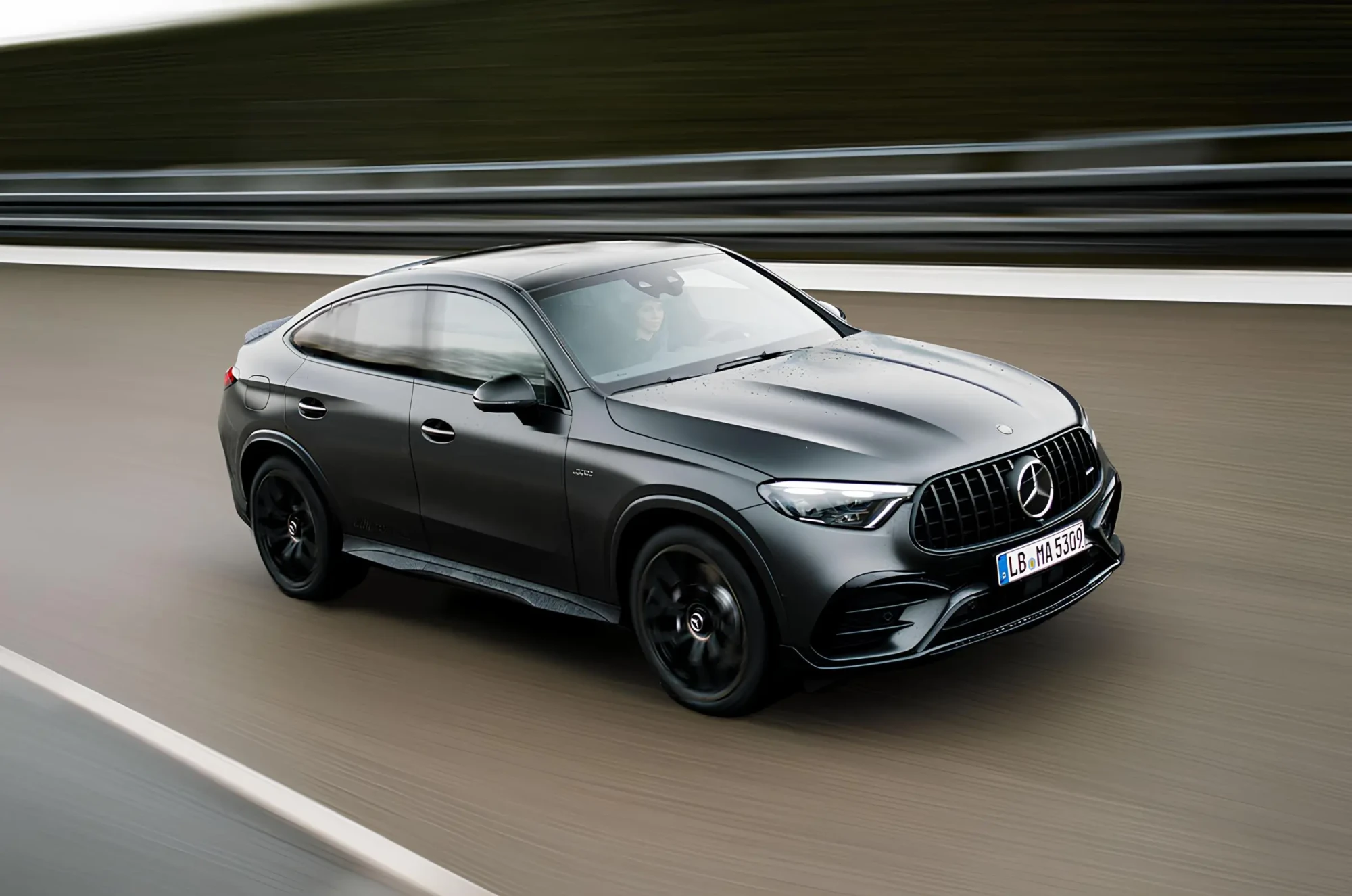 Купе-кросовер Mercedes-AMG на трасі, вигляд спереду збоку