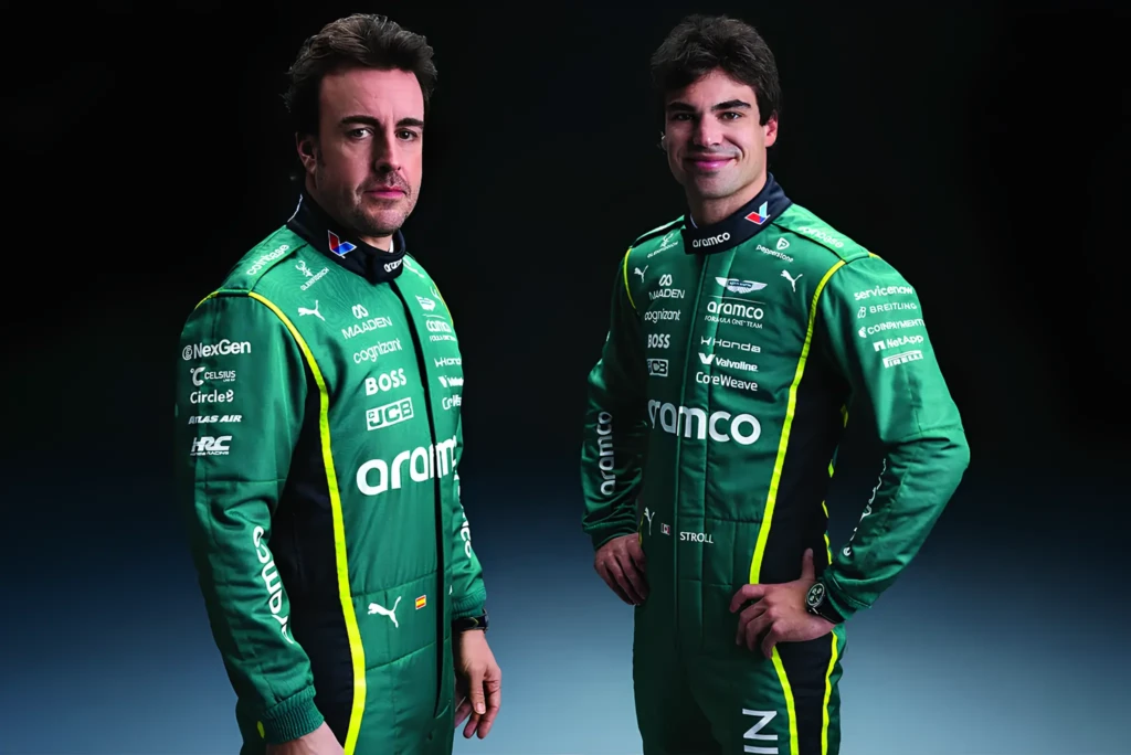 Пилоты Aston Martin Aramco Formula One Team в зелёных комбинезонах: студийное фото двух гонщиков на тёмном фоне