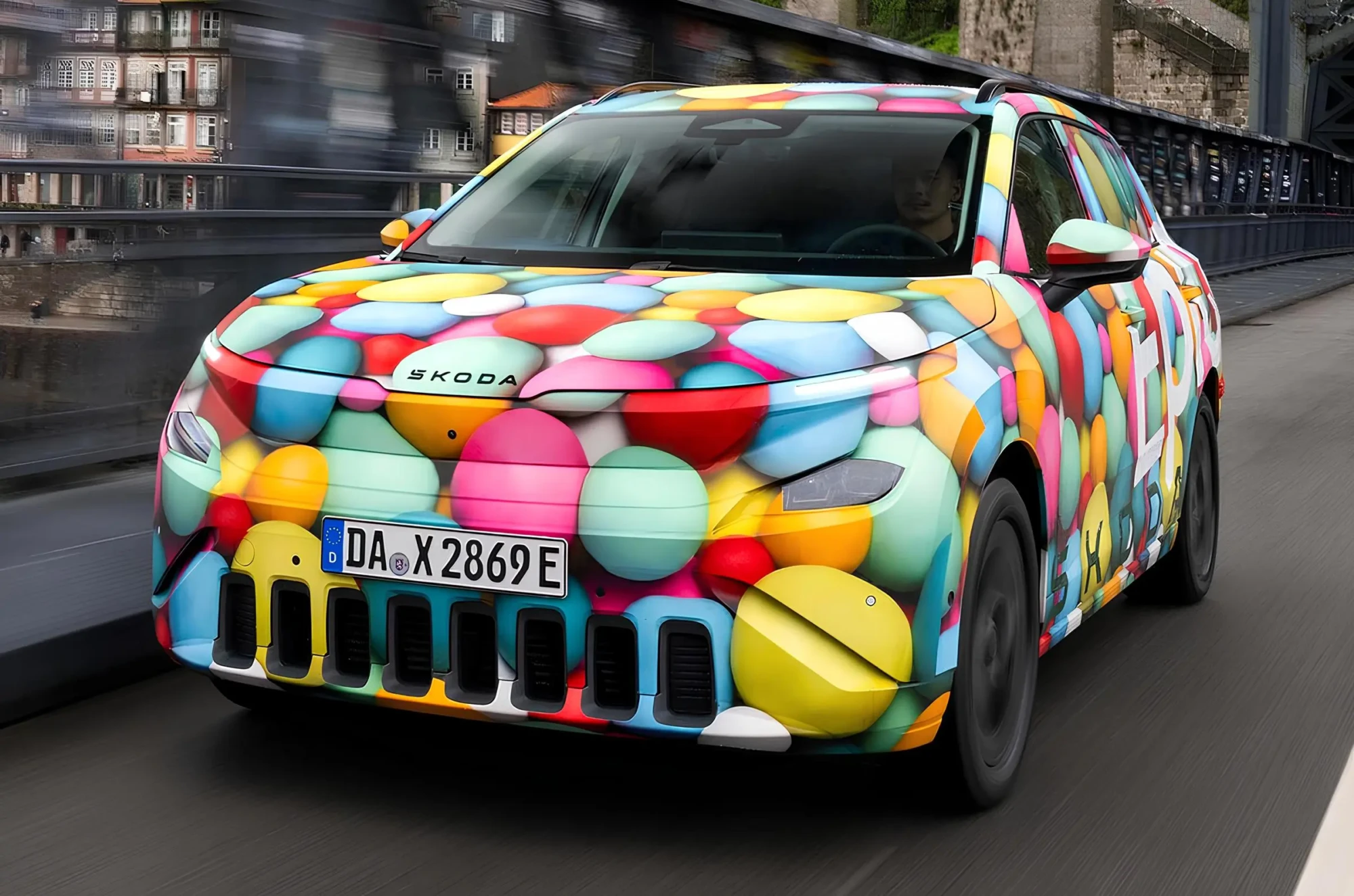 Тестовий кросовер Škoda у яскравому камуфляжі з різнокольоровими «кульками», вигляд спереду під кутом