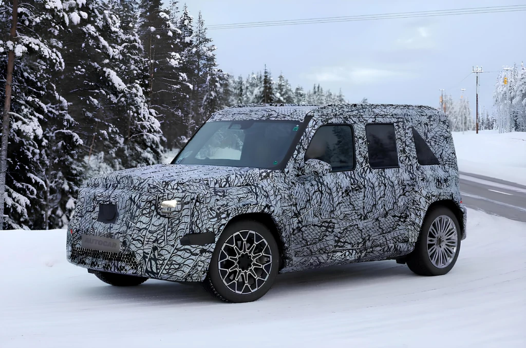 Замаскований прототип електричного мінівена Mercedes на зимових тестах: вид спереду на сніговій дорозі