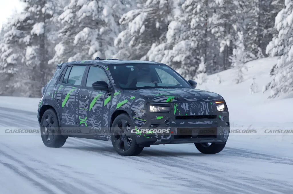 Замаскований компактний кросовер Jeep їде засніженою дорогою: камуфляж із зеленими вставками, зимовий ліс на тлі.