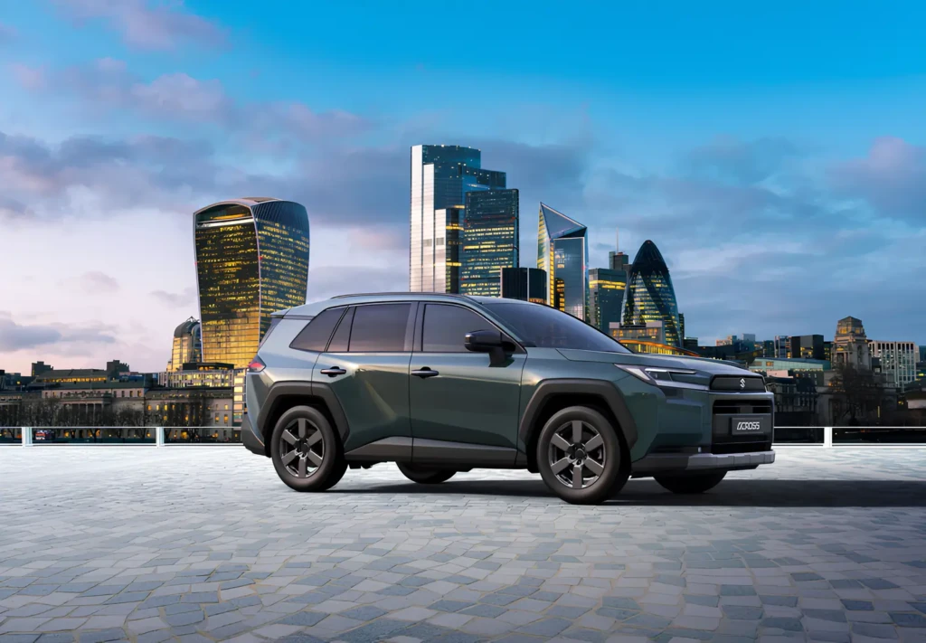 Кросовер Suzuki Across припаркований на набережній на тлі хмарочосів сучасного міста