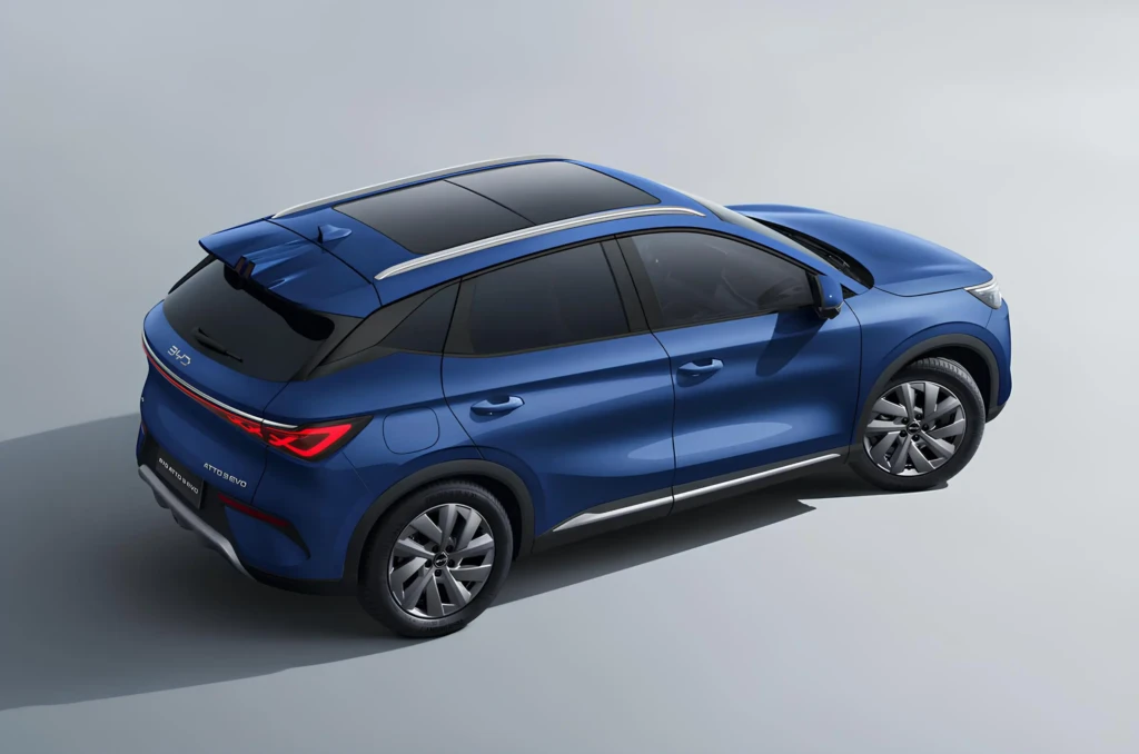 Синий электрический кроссовер BYD Atto 3 Evo, вид сзади сверху под углом в студии на светлом фоне BYD