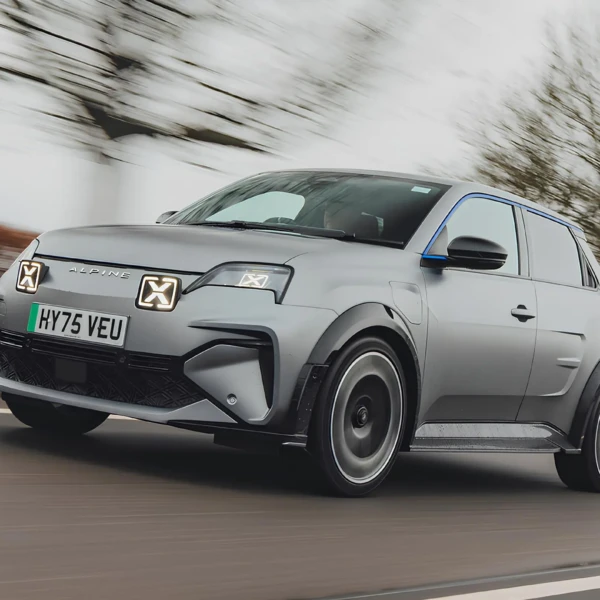 Alpine A290 (2026) огляд: “олдскульна” керованість у хай-тек електрохетчі