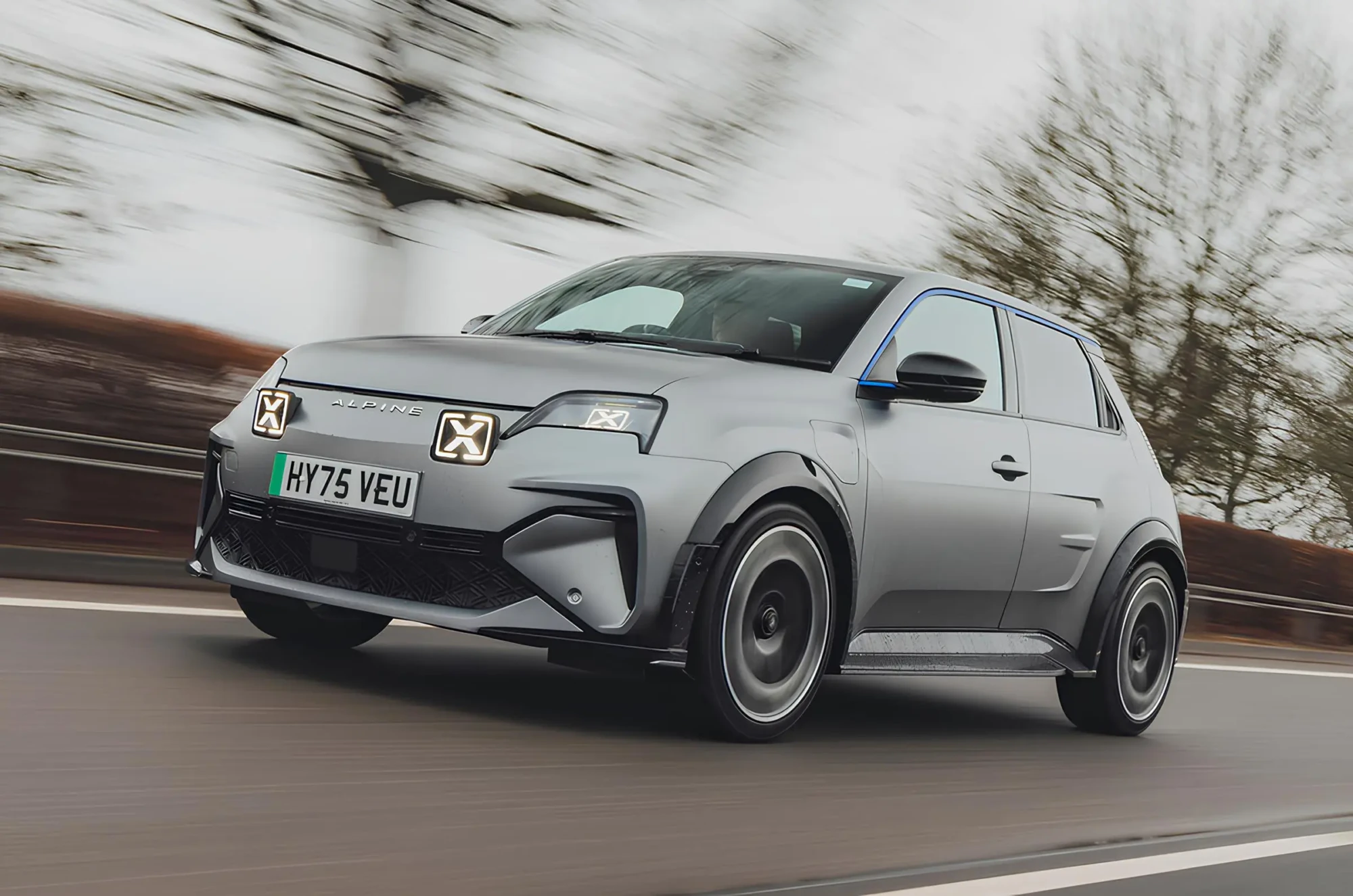 Електричний хетчбек Alpine A290 у русі: спортивний дизайн і LED-оптика на дорозі